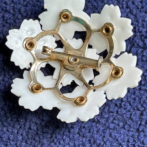 Vintage Brooch with White Plastic Flowers with Rhinestone centers - Picture 3 of 6